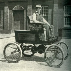 Uudella akulla varustettu auto, 1902.