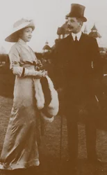 Moura Budberg ensimmäisen aviomiehensä von Benckendorfin kanssa Berliinin hevoskilpailuissa 1913