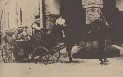 Moura Budberg ensimmäisen aviomiehensä von Benckendorfin kanssa vaunuissa Viron kartanolla, 1912