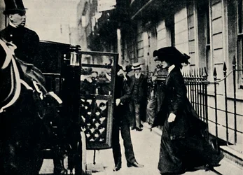 Mr. Churchill lähtee häämatkalle, 1908, 1945.