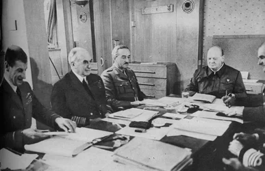 Herra Churchill konferenssissa laivalla, 1943-1944.