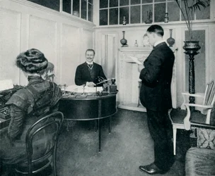 Herra Sandow osallistuu päiväkohtaiseen kirjeenvaihtoonsa, c1898