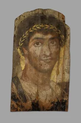 Muumio muotokuva miehestä, jolla on laakeriseppele, Fayum, 200-luvun alusta tai puoliväli.