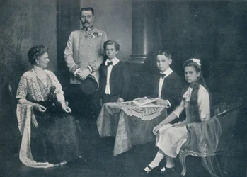 Murhattu arkkiherttua Frans Ferdinand vaimonsa ja lastensa kanssa, noin 1910