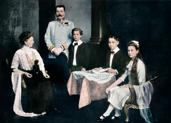 Murhattu arkkiherttua Frans Ferdinand vaimonsa ja lastensa kanssa, noin 1910