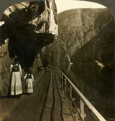 Kapea kalliohylly, jossa tie Voringin putouksille Oifjords-järven syvien vesien ohi, Norja, 1905.