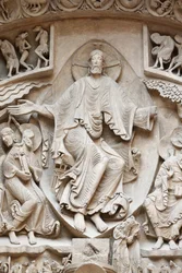 Ranskalaisten monumenttien kansallismuseo. Sainte-Marie-Madeleinen basilika, Vézelay. Länsijulkisivu. Kristus kirkkaudessa. Valos. Lähikuva, Pariisi, Ranska