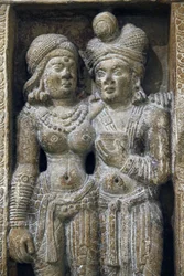 Intian kansallismuseo, Delhi. Rakastavaiset. Shunga. 100-luku. Amin, Haryana. Kivi. Yksityiskohta. Intia.