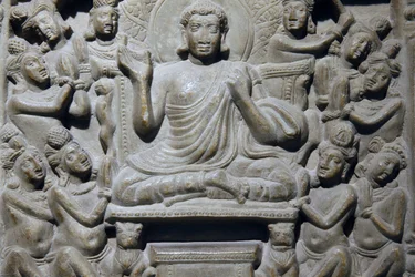 Kansallismuseo, New Delhi. Buddhan elämän ja Jataka-kertomusten kohtauksia esittävä Ayaga-friisi. Ikshvaku, 3. vuosisata jKr. Nagarjunakonda, Andhra Pradesh. Harmahtava kalkkikivi. Yksityiskohta. Intia.