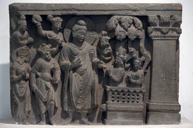 Kansallismuseo, New Delhi. Buddha ja Naga-Kalika. Gandhara, 2. vuosisata jKr. Kivi. Lainassa Ajmerin Mayo College Museumista. Intia.