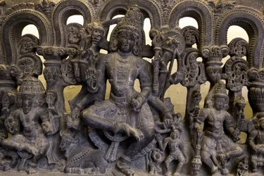 Kansallismuseo, New Delhi. Kolminaisuutta (Brahma, Vishnu ja Shiva) esittävä ovipalkki. Kakatiya