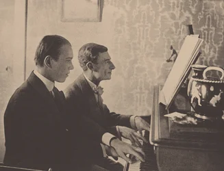 Nijinsky ja Maurice Ravel pianolla soittamassa partituuria Daphnisista ja Chloesta, 1912