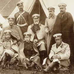 Nikolai Nikolajevitš, ruhtinas Odojevski-Maslov keskellä Life Guard Cavan upseerien kanssa