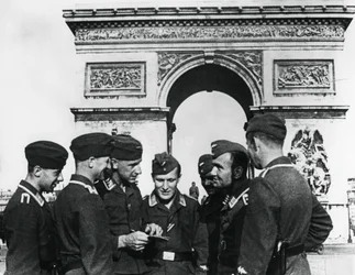 Saksalaisten joukkojen miehittäminen Riemukaarella, Pariisissa, kesäkuussa 1940