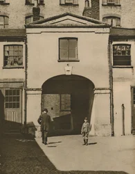 Old Mews sanoi olleen Iron Dukes -talli Knightsbridgessä, vuodelta 1935.
