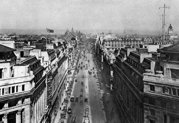 Bush Housen katolla Kingswaystä kohti pohjoista korkeutta, Lontoo, 1926-1927.