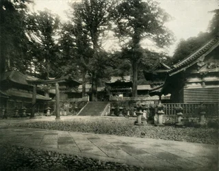 Yksi monista temppeleistä Nikossa, Japanissa, pyhien pyhäkköjen pyhiinvaelluspaikka, 1936.