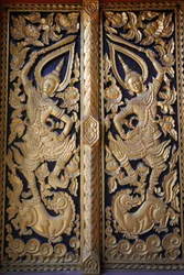Koristeellinen temppelin ovi Wat Chedi Luangissa Chiang Maissa. Thaimaa