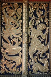 Koristeellinen temppelin ovi Wat Chedi Luangissa Chiang Maissa. Thaimaa