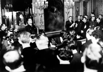 Otto Abetz, Saksan Ranskan-suurlähettiläs pitämässä lehdistötilaisuuden Pariisissa 15. joulukuuta 1940