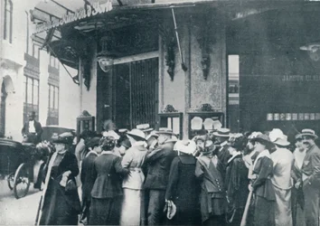 Yhden Pariisin tavarakaupan ulkopuolella, kun kaupungin piirityksen pelättiin, vuodelta 1914