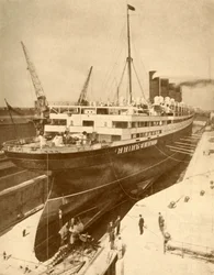 Suuren lainerin kunnostus Graving Dockissa Liverpoolissa, vuodelta 1930.