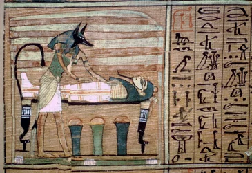 Anubiksen papyrus valmistelee muumiota