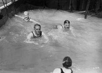 Matkustajat uima-altaassa risteilyaluksella, c1920-c1930