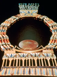 Rintakehä Tutankhamonin haudasta, 1300-luvulta eKr