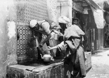 Ihmiset keräävät vettä kaivosta, Rabat, Marokko, 1920-1930-luku