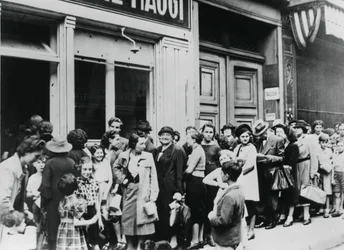Ihmisiä jonottamassa maitokaupan ulkopuolella, Saksan miehittämä Pariisi, 26. heinäkuuta 1940