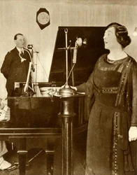 Esiintyjät laulavat duettoa yhdessä 2LO:n studioista, Savoy Hill, Lontoo, 1923, 1935.