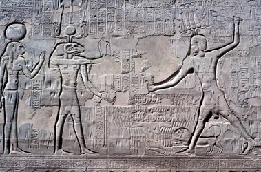 Faarao lyömässä vihollisiaan, Khnumin temppeli, Ptolemaios- ja roomalaiset kaudet