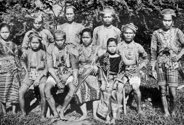 Filippiinien saarelaiset juhlapuvussa, 1926