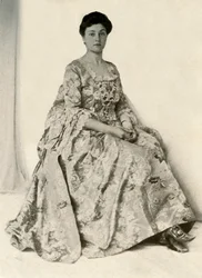 Valokuva kincob-brokaadista, jossa silkkikirjailtu Stomacher, c1750, 1937.