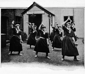 Fyysinen harjoitus Canning Town Womens Settlementissä, Lontoossa, c1901 1901
