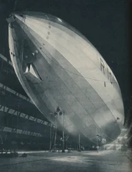 Valmiina hänen syntymäpaikkansa suuressa salissa, valmis ottamaan siivet, vuodelta 1935
