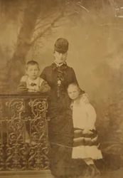 Prinsessa Ekaterina Mikhailovna Jurievskaja lasten Georgin ja Olgan kanssa, 1870-luvun loppu - 1880-luvun alku.
