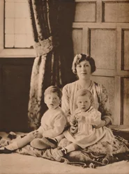 Prinsessa Mary, varakreivitär Lascelles kahden poikansa, Geraldin ja Georgen, kanssa, 1926 1935