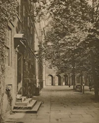 Pump Court sen lehtien ja auringonvalon kesävaatteessa, vuodelta 1935.