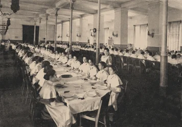 Smolnyn jaloneitojen instituutin oppilaat ruokalassa, 1889