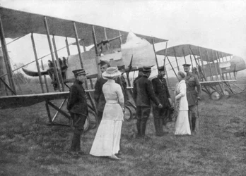 Belgian kuningatar Elisabeth vierailee liittoutuneiden lentäjien luona vuonna 1915