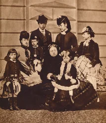 Kuningatar Viktoria miniänsä ja lastenlastensa kanssa, noin 1880 1935