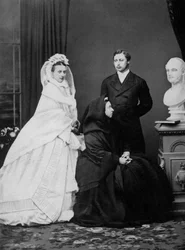 Kuningatar Viktoria Walesin prinssin ja prinsessan kanssa heidän hääpäivänään, 1863 1964