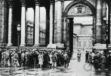 Jono edustajainhuoneen siviileille tarkoitetun tiedotustoimiston ulkopuolella, Pariisi, heinäkuu 1940