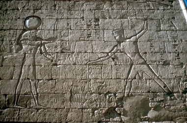 Ramses III löi vihollisiaan ennen Amun-Raa, Mortuary Temple, Medinet Habu, Egypti, 1100-luvulla eKr.