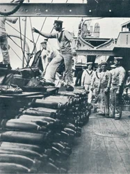 Vastaanottaa ammuksia laivaston aseita varten taistelulaivan kannella, c1914