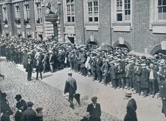 Rekrytoijia odottamassa Lontoon keskustan rekrytointikeskuksen ulkopuolella, 1914