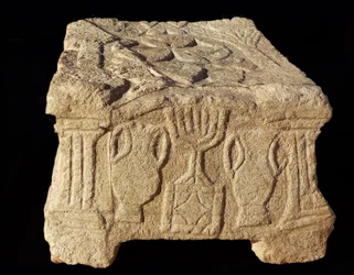 Seitsenhaaraista Menoraa kuvaava reliefi, Magdalan synagoga (kivi)
