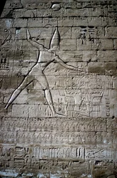 Vihollisia lyövän Ramses III:n helpotus, Ramses III:n ruumistemppeli, Medinet Habu, 1200 eKr.